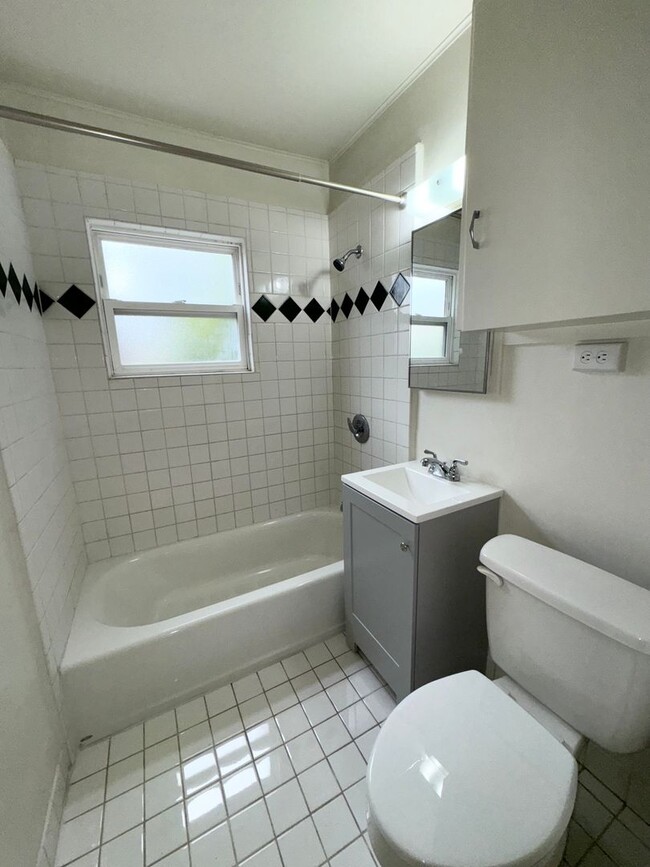 Building Photo - Charming 1-Bedroom Garden Cottage w/Garage...