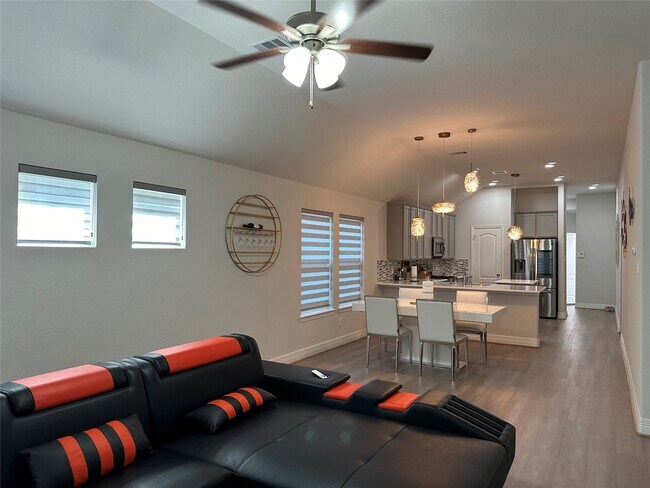 Building Photo - 15515 Sailpoint Ln