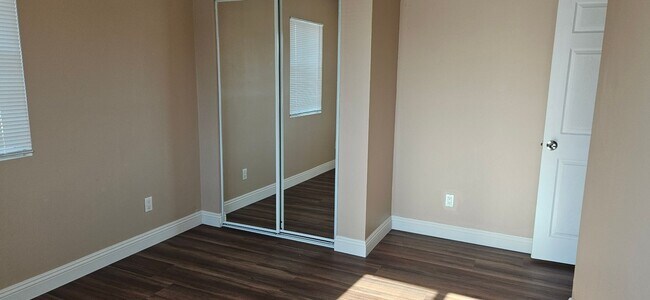 Building Photo - 109(209,211)