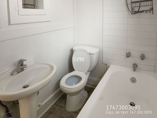 Building Photo - Charming 1-BR in Silverlake, w/ Parking!