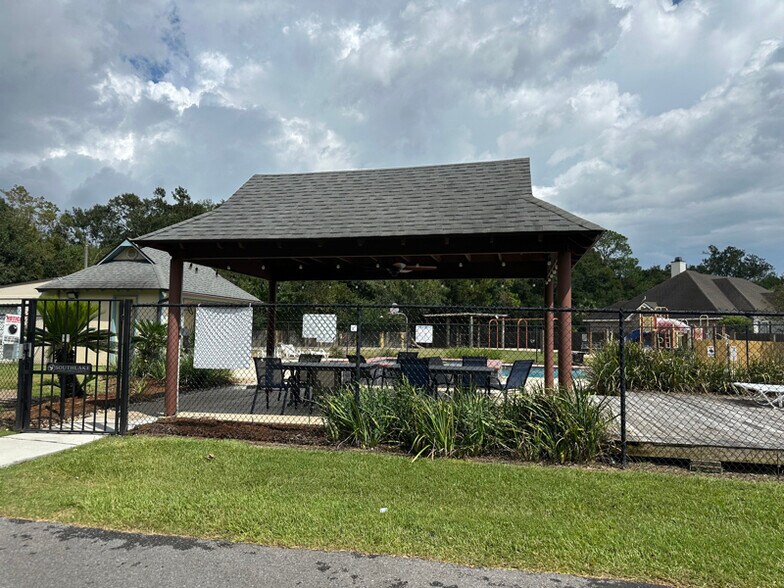 Building Photo - 1001 Southlake Cir