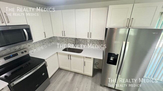 Building Photo - 2530 N Palm Dr