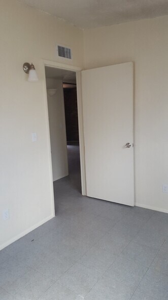 Building Photo - 2107 N Edison Terrace