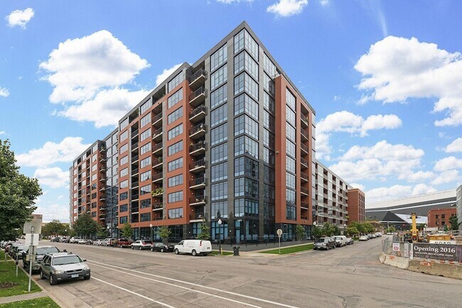 Building Photo - 215 10th Ave S