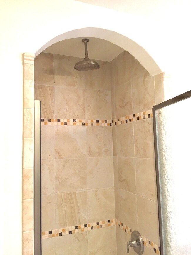 Building Photo - 1106 S Doheny Dr