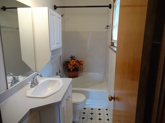 Close-up view of primary bedroom's bath/shower. - 742 E Ford Ave