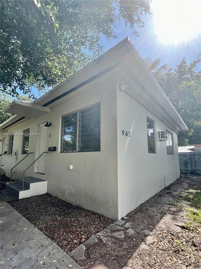Primary Photo - 962 NW 6th St
