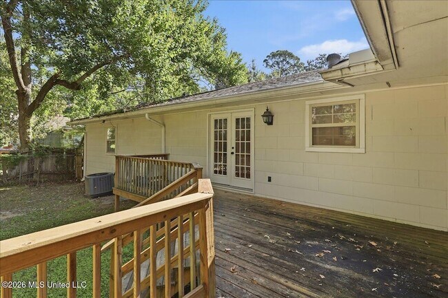 Building Photo - 117 McCree Dr