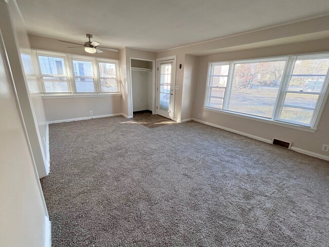 Building Photo - 4 Bed 2 Bath House on East Campus