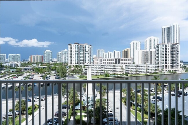 Building Photo - 300 Bayview Dr