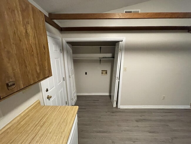 Building Photo - 302 Cedar Crk Dr