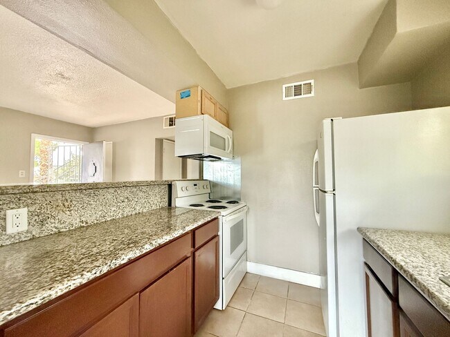 Building Photo - Cozy 2-Bed Upstairs Rental – Well-Maintained & Move-In Ready!