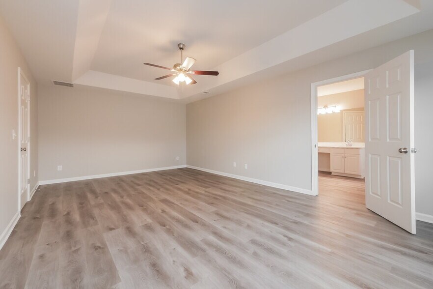 Building Photo - 298 Summit View Dr
