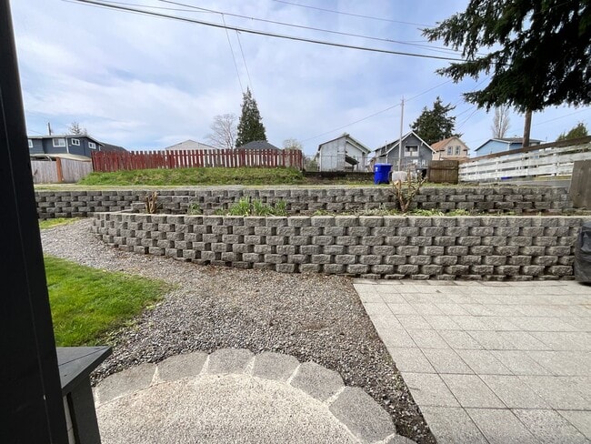 Building Photo - 3 Bedroom Home with Beautiful Upgrades in Everett