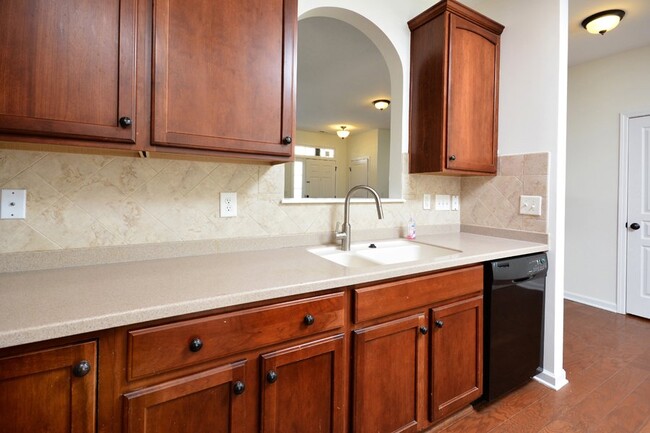 Building Photo - Townhome in Quiet Neighborhood