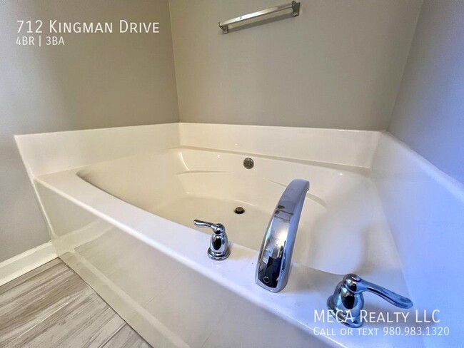 Building Photo - 712 Kingman Dr