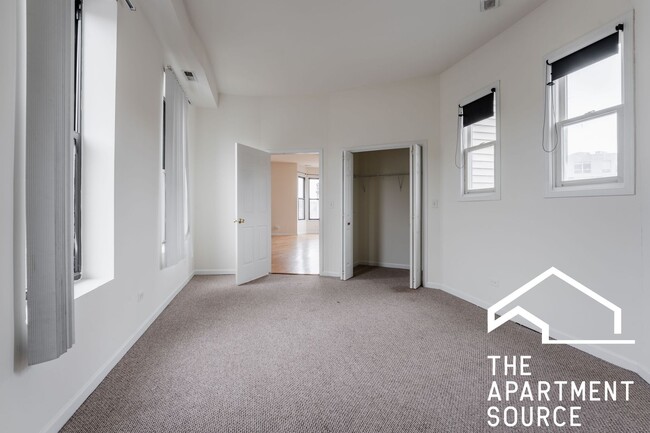 Building Photo - HUGE 1BR/1BA Close to Blue Line, Pet Friendly