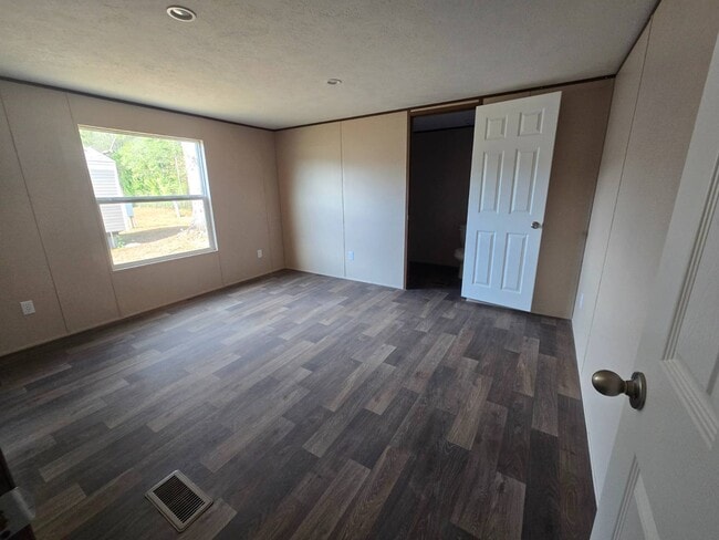 Building Photo - 6500 Mccrary Rd Ext