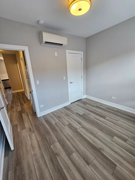 Building Photo - 3931 N Janssen Ave