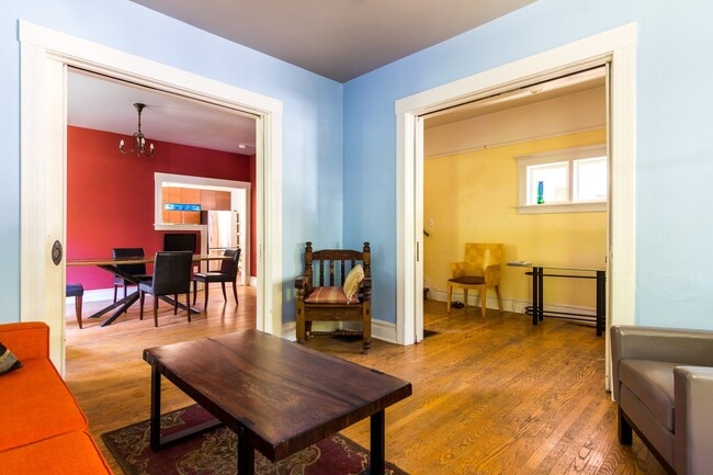 Building Photo - Furnished & Stylish 3 bedroom 1.5 bath home in bustling NW Portland  Available from March 15th- J...