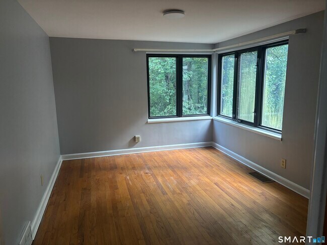 Building Photo - 136 Forest Rd