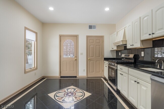 Building Photo - 302 Walnut Ave