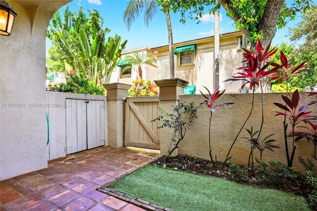 Building Photo - 6582 Via Regina