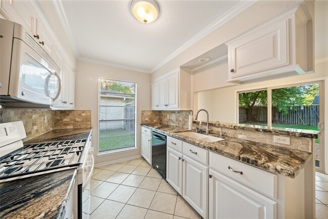 Building Photo - 2707 Foliage Green Dr