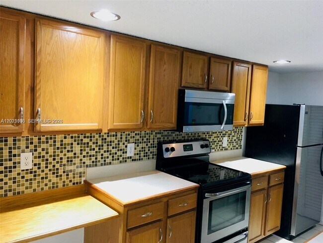Building Photo - 9909 Westwood Dr
