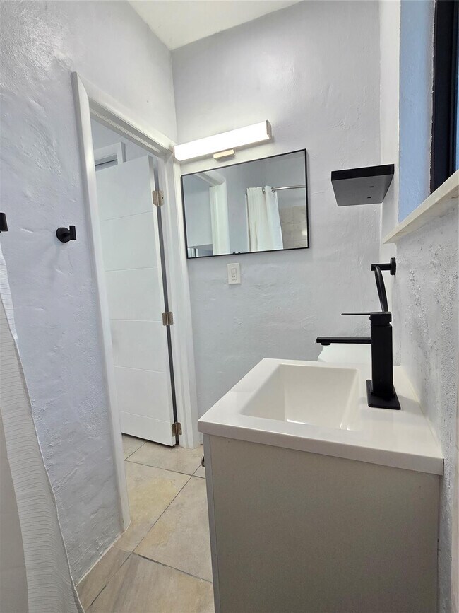 Building Photo - 5020 E 10th Ave