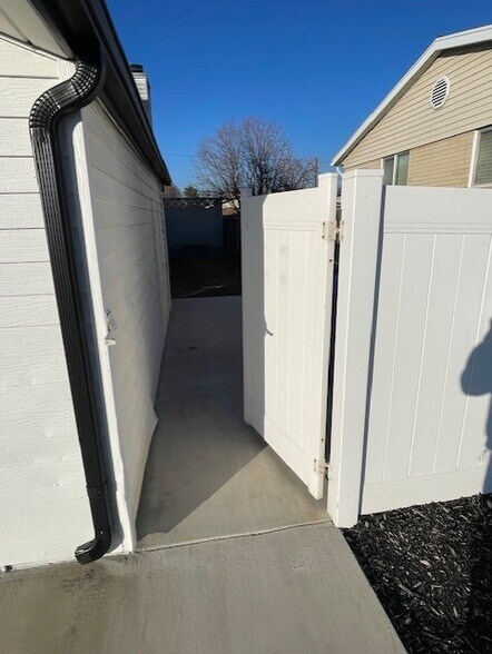 Building Photo - 221 E Nicoletti Dr