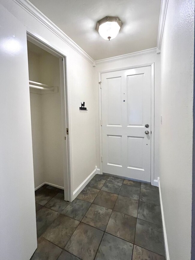 Building Photo - LOOK NO FURTHER! SPACIOUS 3 BED 2 BATH HOM...