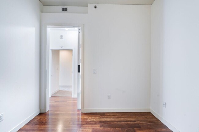 Building Photo - Park Place - 1 bed/1.5 bath/bonus room - P...