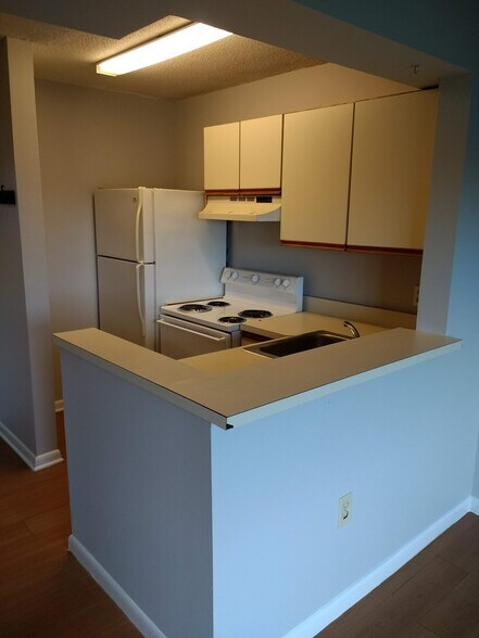 Oven/range/refrigerator - 1600 Park Cir