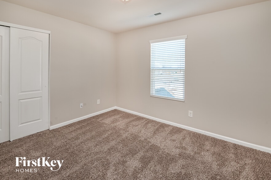 Building Photo - 8929 Lilac Tree Ave