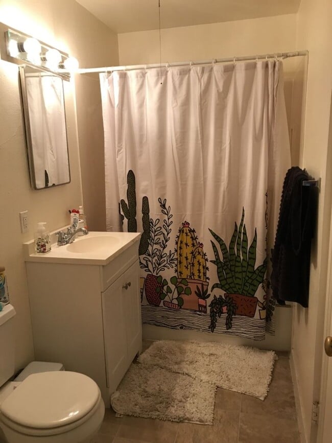 Building Photo - 2 bedroom in Central Davis available for J...