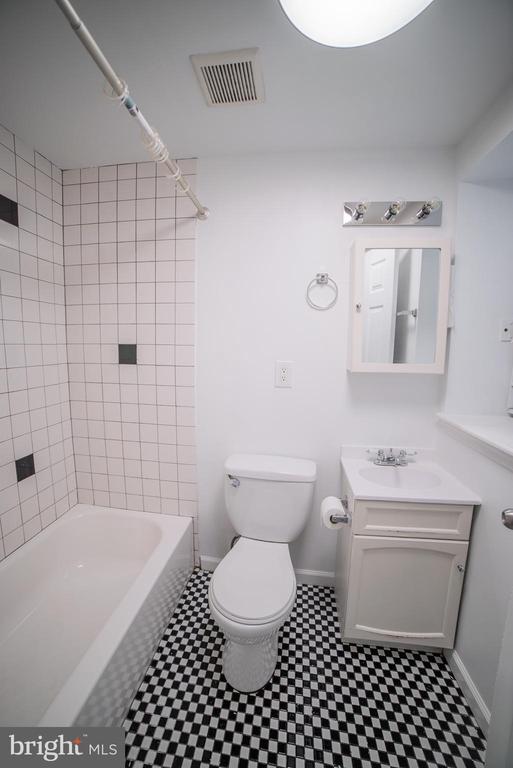 Building Photo - 525 E Snyder Ave