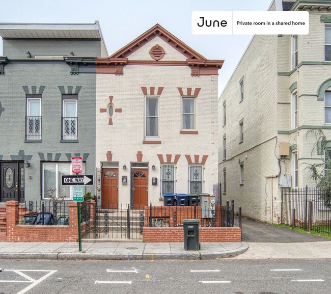 Building Photo - Private bedroom in 3 bed/1.5 bath Home