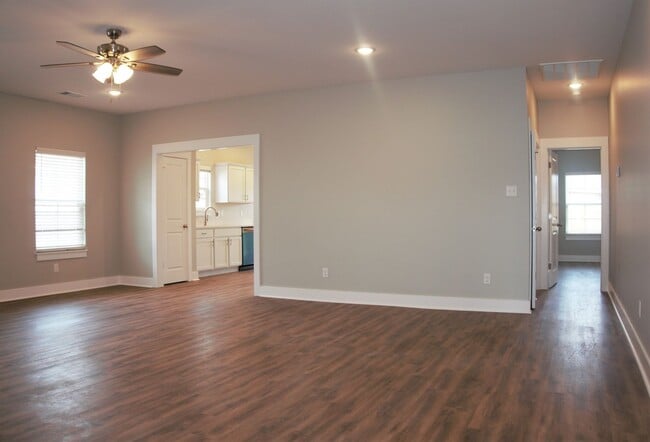 Building Photo - 3 Bedroom, 2 Bath Home in Valley View-  av...
