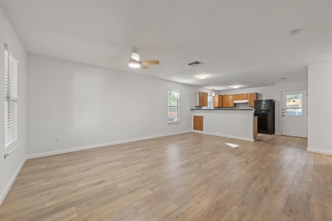 Building Photo - 1804 Singleton Ave