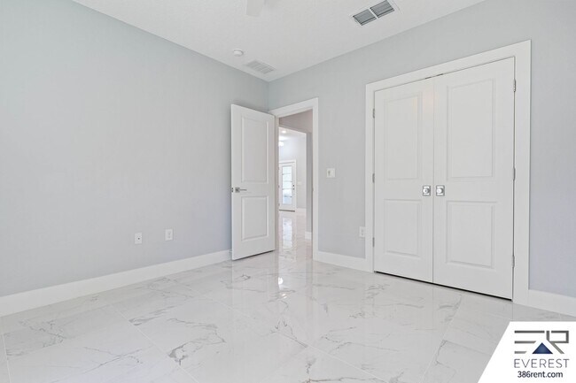 Building Photo - FULLY FENCED, LIKE NEW, CUSTOM BUILT 3/2/2 ON A CUL DE SAC IN DESIRABLE QUAIL HOLLOW