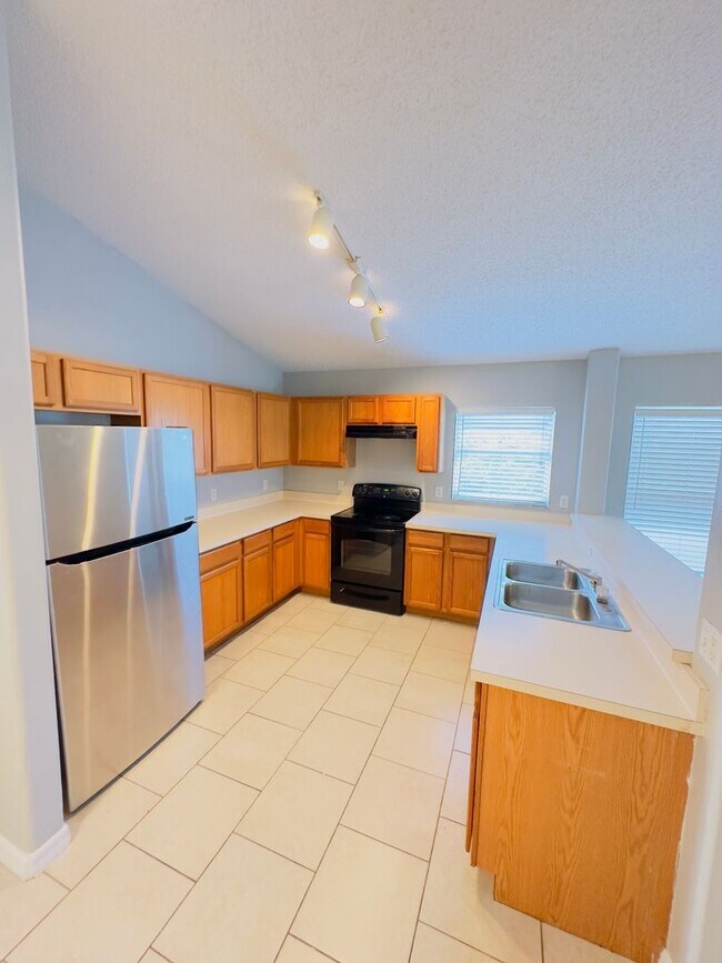 Building Photo - Beautiful 4 bedrooms 2 baths single family...