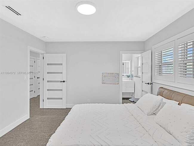 Building Photo - 840 S Southlake Dr