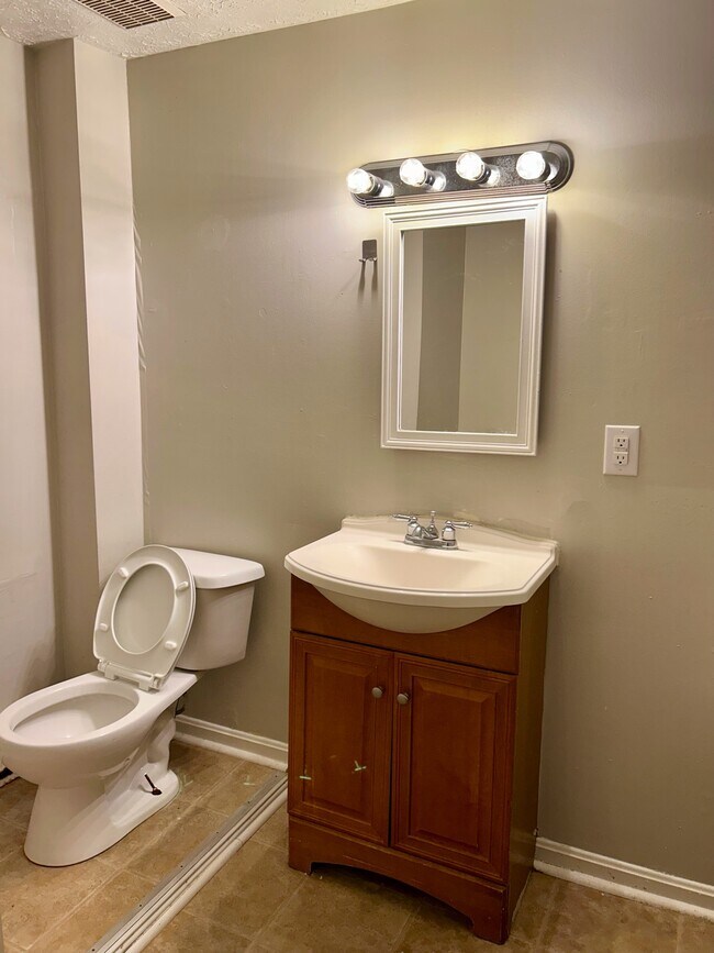 Building Photo - 123 E Leicester St