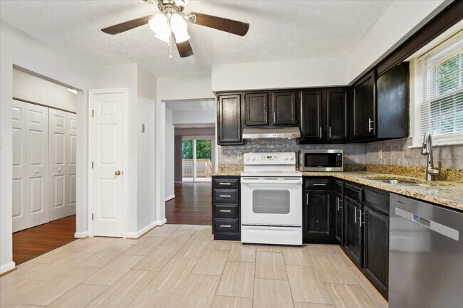 Great eat in kitchen features granite countertops, tons of cabinet space, and a pantry! - 1644 Skiffes Creek Cir