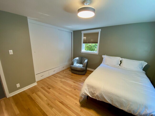 Building Photo - Term Rental in Town with Harbor View