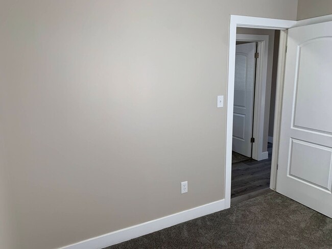 Building Photo - Updated 4 Bed Home with Large Yard