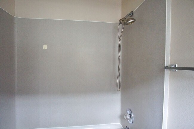 Building Photo - Awesome 1 Bedroom Flat By Laurelhurst Park...