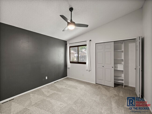 Building Photo - Beautiful 4 Bed 2 Bath Townhome with Lake Views!