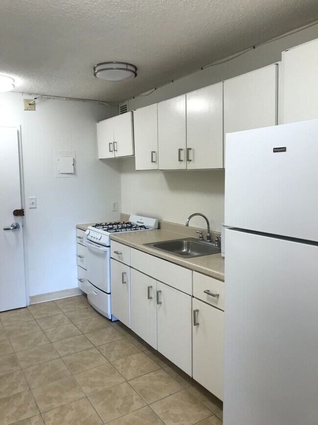 Building Photo - Large Sunny Studio Available Near Longwood (9/1)